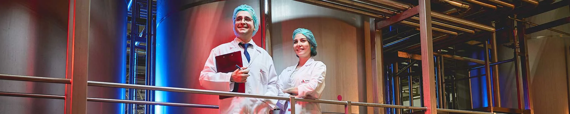 Üretim alanı platformunda duran iki APV Hemisan çalışanı